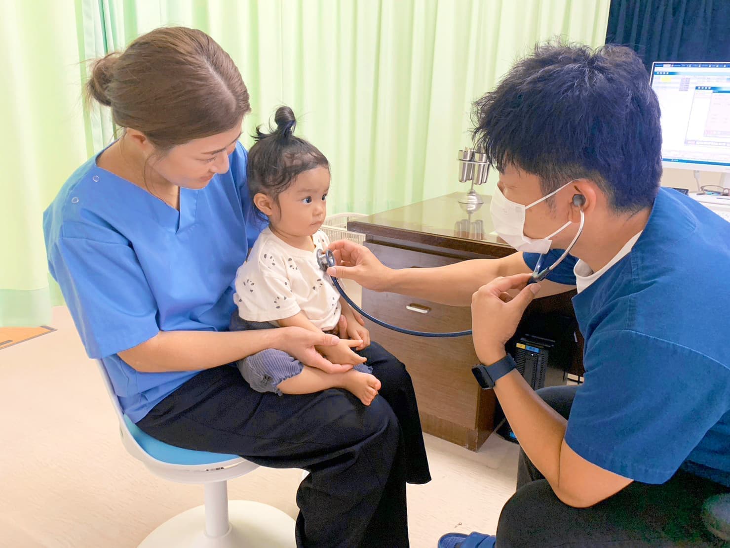 山本クリニック_小児診察の様子